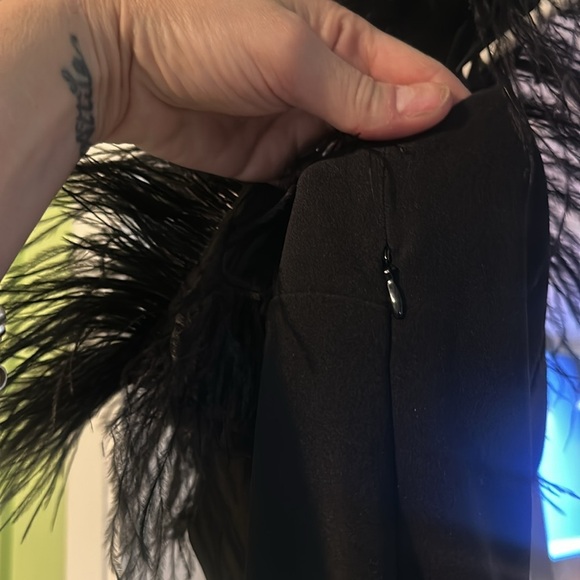 Vince CAMUTO Elegant Black Off-Shoulder Dress Ostrich Feathers medium​ - Picture 7 of 7
